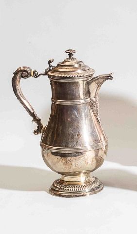 Cafetière en argent (925°/°°), la panse ornée...