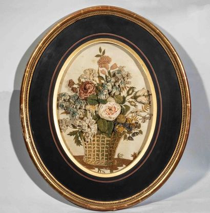 Tableau en chenillé, à décor de bouquet dans...