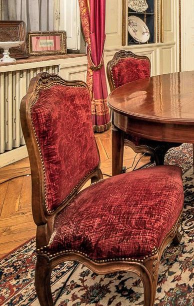 Suite de 6 chaises en noyer mouluré et sculpté....
