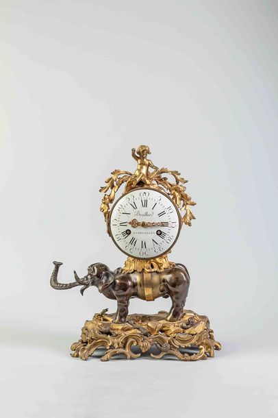 Pendule à l’éléphant en bronze ciselé patiné...