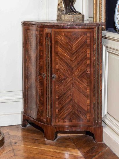 Paire d’encoignures en placage de bois de...