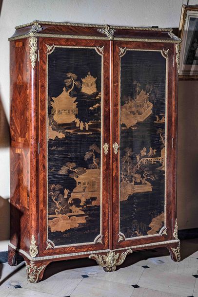 Armoire en laque à fond noir et placage de...