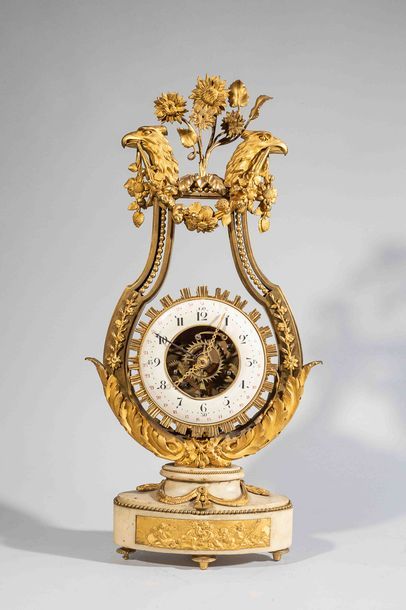 Pendule lyre en bronze ciselé et doré, marbre...