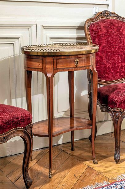 Table à écrire en placage de satiné, d’époque...