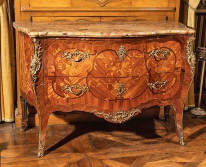 Commode en placage de marqueterie, estampillée...