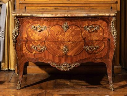 Commode en placage de marqueterie, estampillée...