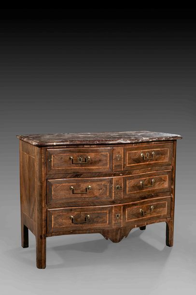 Commode galbée en placage de palissandre...
