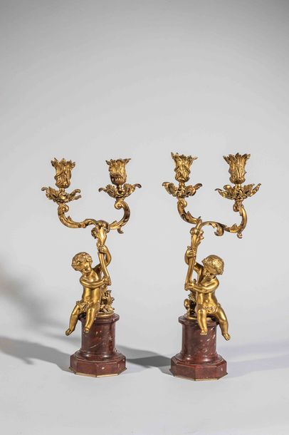 Paire de candélabres en bronze ciselé et...