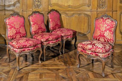 Suite de 4 chaises en noyer mouluré et sculpté,...