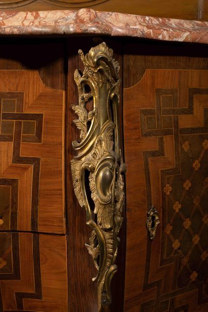 Commode à portes en placage de marqueterie...