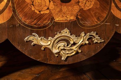 Commode à portes en placage de marqueterie...