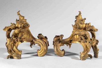 Paire de chenêts en bronze ciselé, à décor...