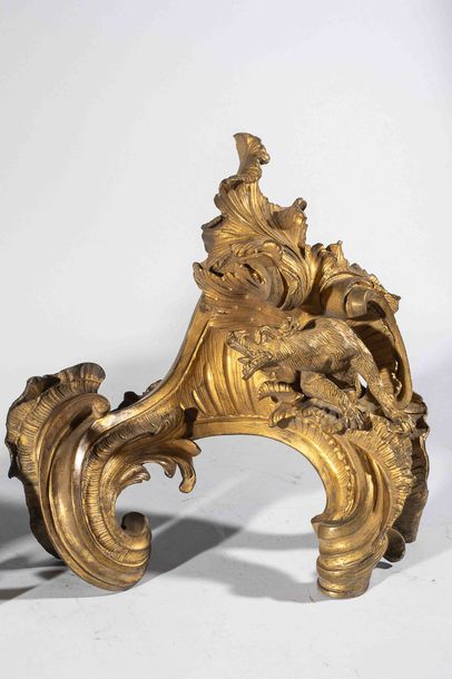 Paire de chenêts en bronze ciselé, à décor...
