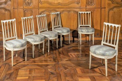 Suite de six chaises en bois mouluré et laqué,...