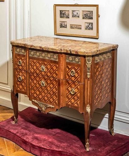 Commode en placage et marqueterie de quartefeuilles,...