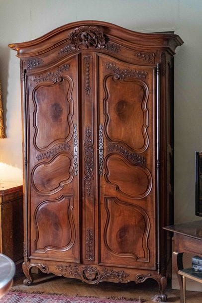 Armoire en noyer mouluré. Travail lyonnais...