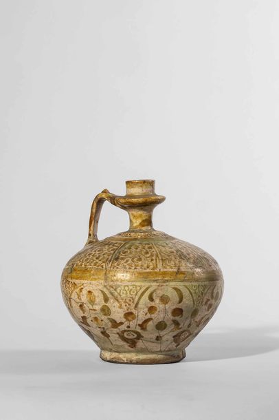 Iran, Kashan

Bouteille en céramique à décor...