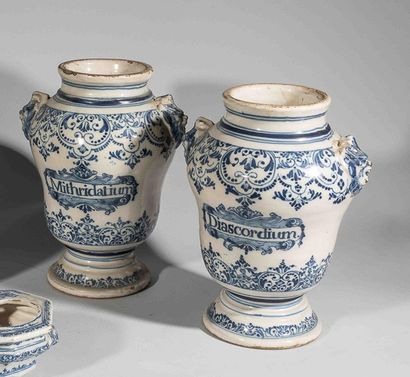 Midi

Paire de vases de pharmacie de forme...