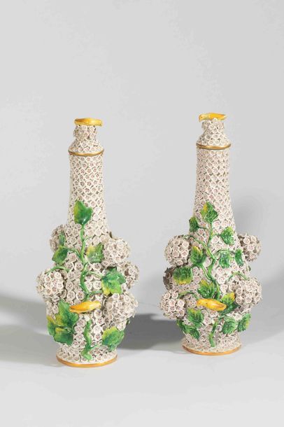 Allemagne

Paire de flacons piriforme couverts...