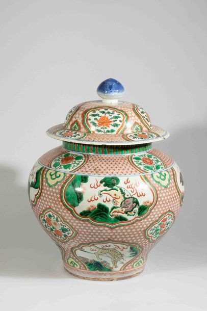 Chine

Potiche couverte en porcelaine à décor...