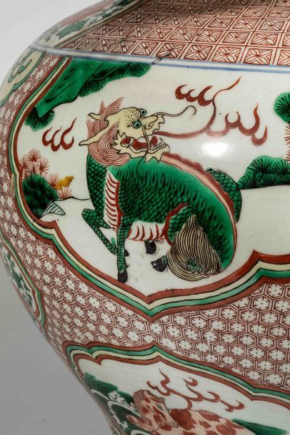 Chine

Potiche couverte en porcelaine à décor...