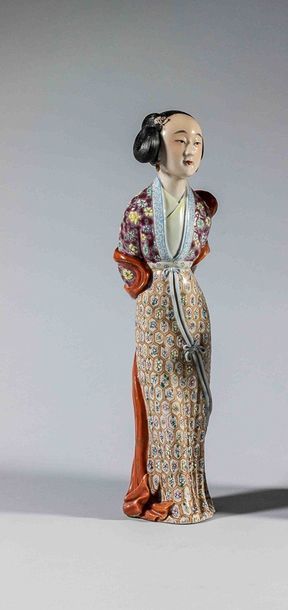 Figurine de femme en robe richement fleurie,...