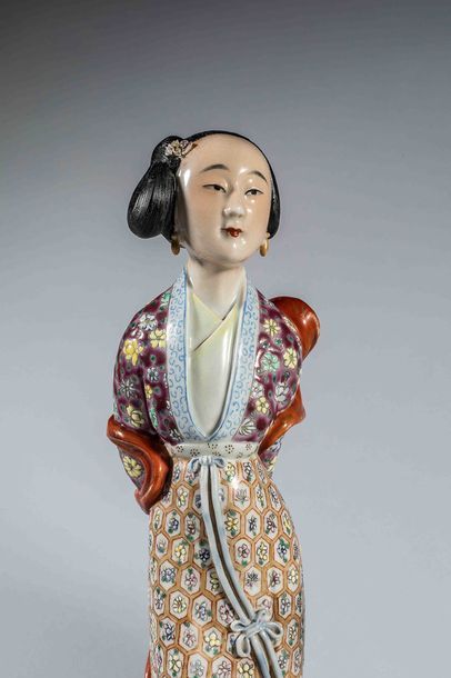 Figurine de femme en robe richement fleurie,...