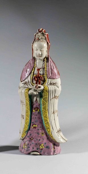 Kwanin en porcelaine de la famille rose.

Epoque...