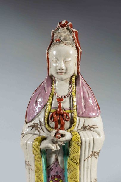 Kwanin en porcelaine de la famille rose.

Epoque...