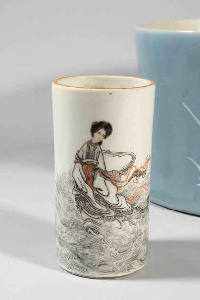 Pot à pinceau en porcelaine, décoré d’un...