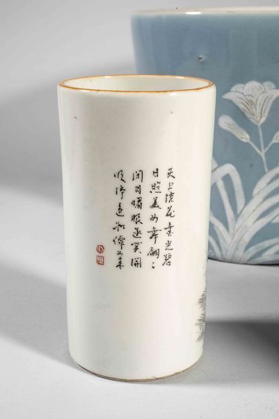 Pot à pinceau en porcelaine, décoré d’un...
