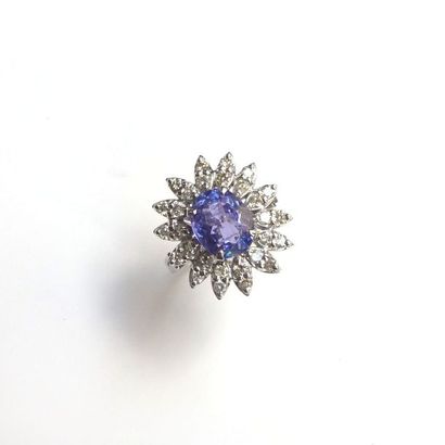 BAGUE en or blanc 18K (750/°°) formant une...