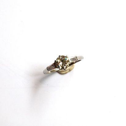 BAGUE en platine ornée d'un diamant en serti...