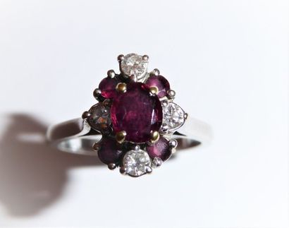 BAGUE en or blanc 18k (750/°°), ornée de...