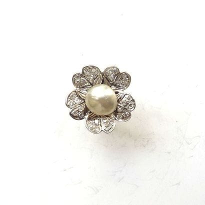 BAGUE fleur en or gris 18K (750/°°) et platine...