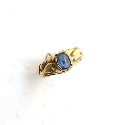 BAGUE en or jaune 18K (750/°°) à décor floral...