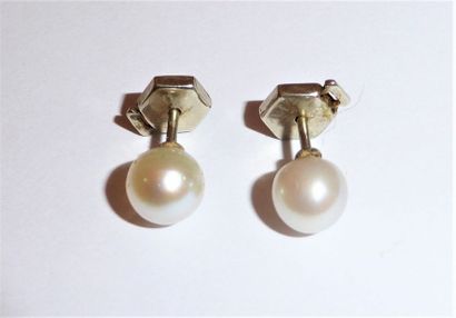 PAIRE DE BOUCLES d'oreilles en or 18K (750/°°)...