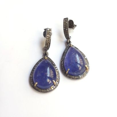 PAIRE DE PENDANTS d'oreille en argent patiné...