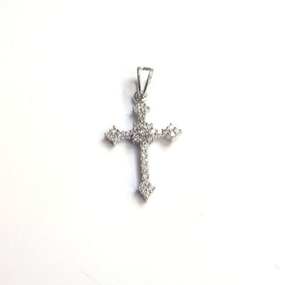PENDENTIF CROIX en or blanc 18K (750/°°)...