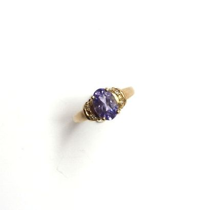 BAGUE en or jaune 9K (385/°°) centrée d'une...