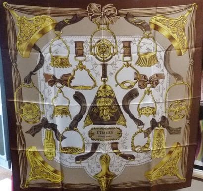 HERMES. Foulard carré en soie, modèle 