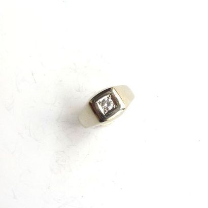 BAGUE chevalière en or gris 18K (750/°°)...