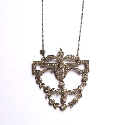 CHAINE et PENDENTIF en forme de guirlande...