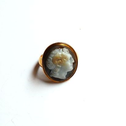 BAGUE en or jaune 18K (750/°°) sertie d'un...