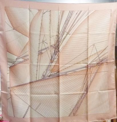 HERMES. Foulard carré en soie, modèle 