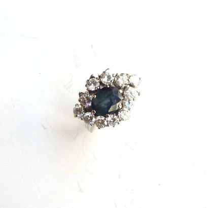 BAGUE en or gris à panier ajouré sertie griffes...