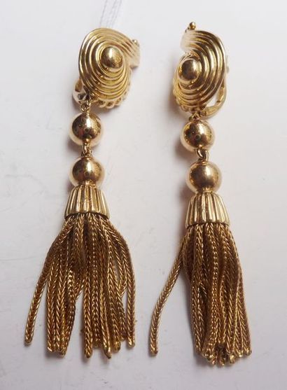 PAIRE DE PENDANTS d'oreilles en or jaune...