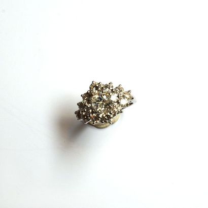 BAGUE en or gris 18k (750/°°), centrée d'un...