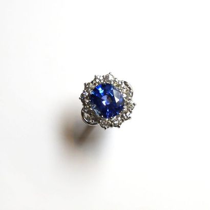 BAGUE en fils de platine ornée dun saphir...