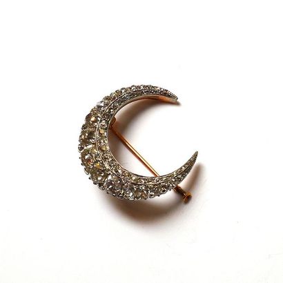 BROCHE figurant un croissant serti de diamants...